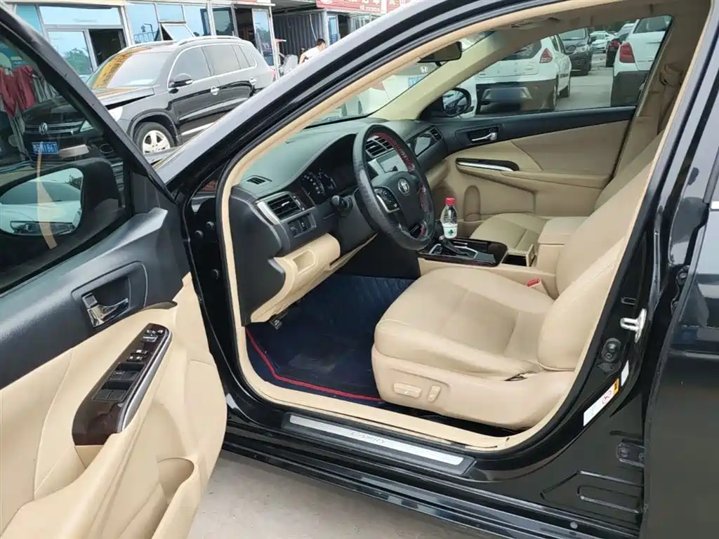 Toyota Camry 2016 2.0E 10th Anniversary Elite Edition фото 16