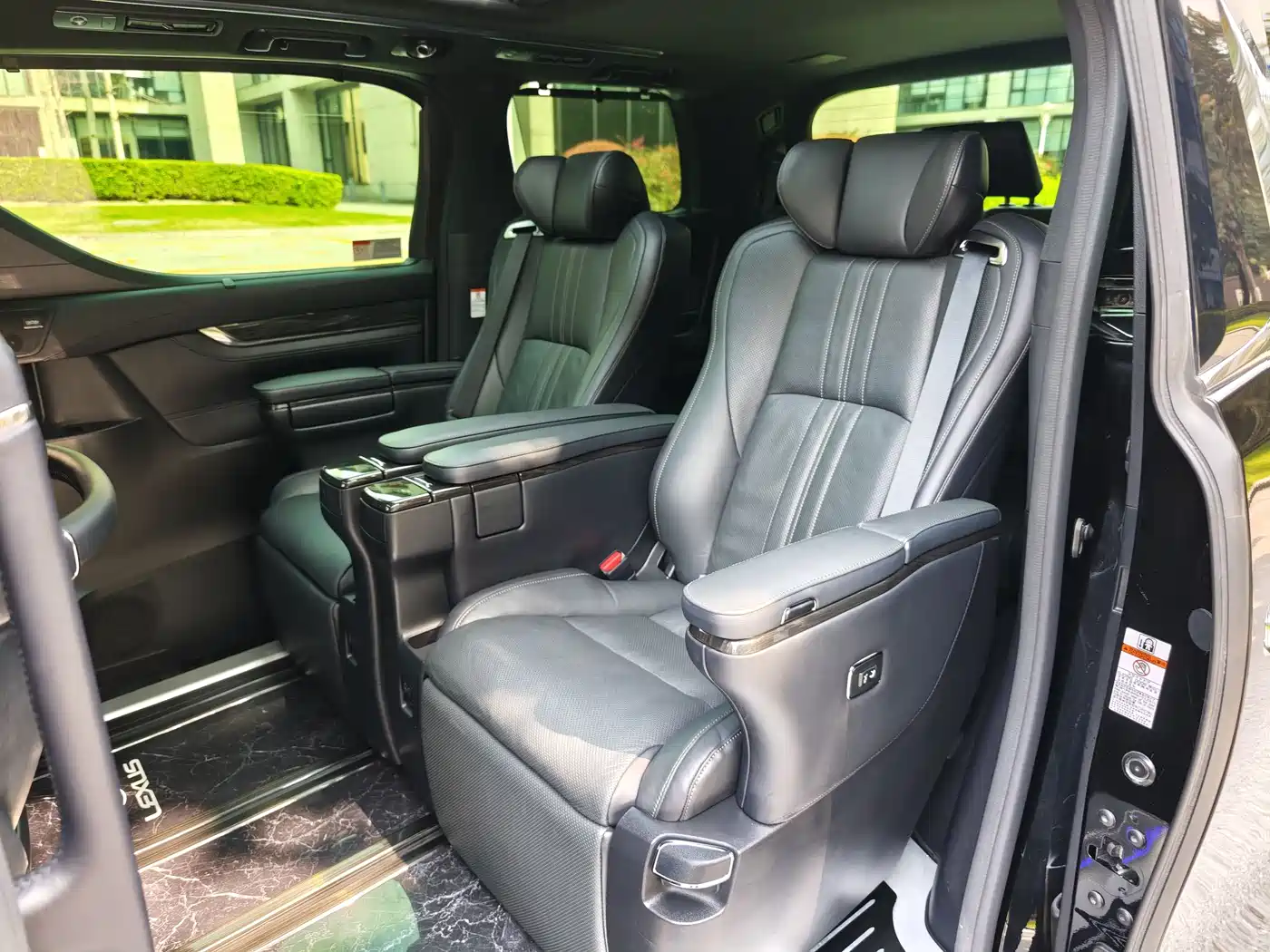 Lexus LM 2020 300h Seven-Seater Elegance Edition фото 17