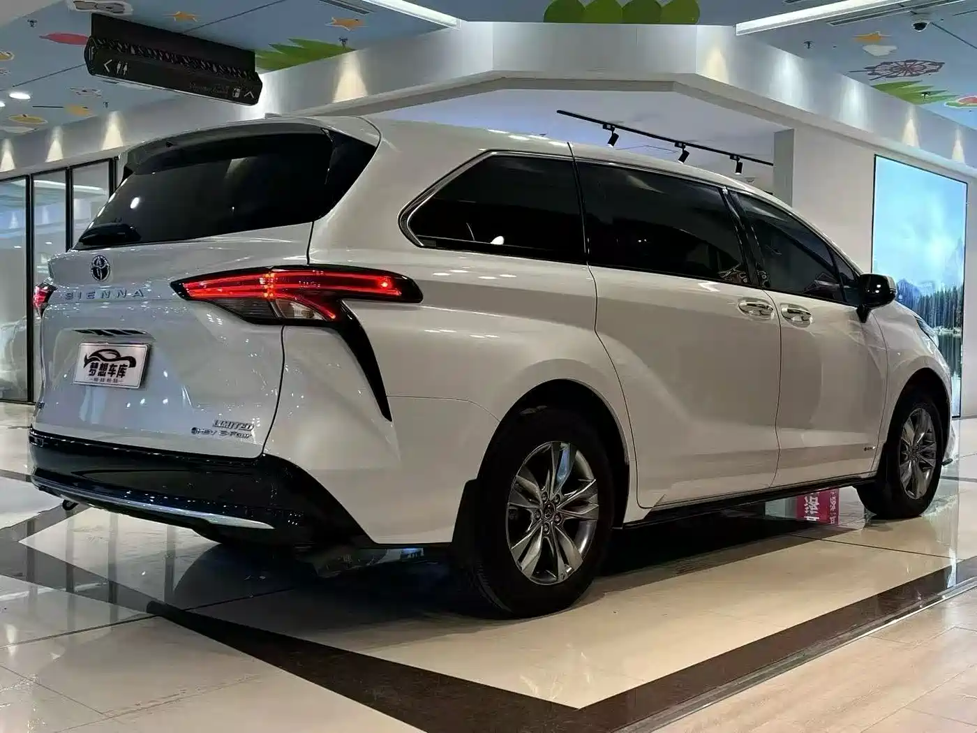 Toyota Sienna 2024 2.5L Hybrid 4WD Premium Edition фото 8