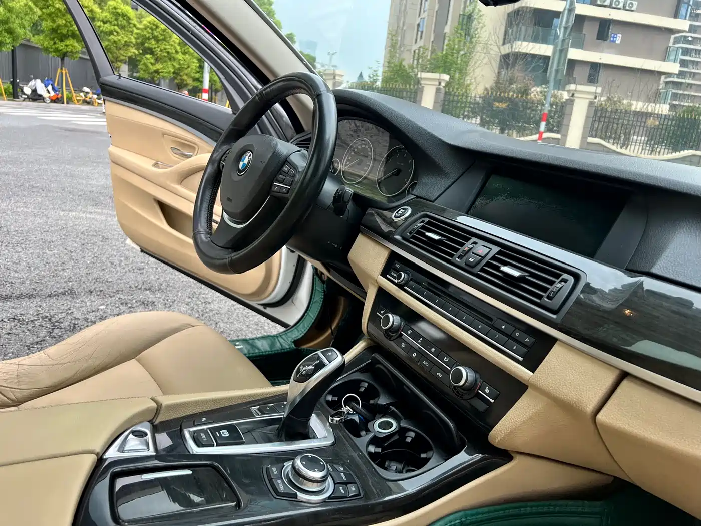 BMW 5 Series 2011 535Li Leading фото 13