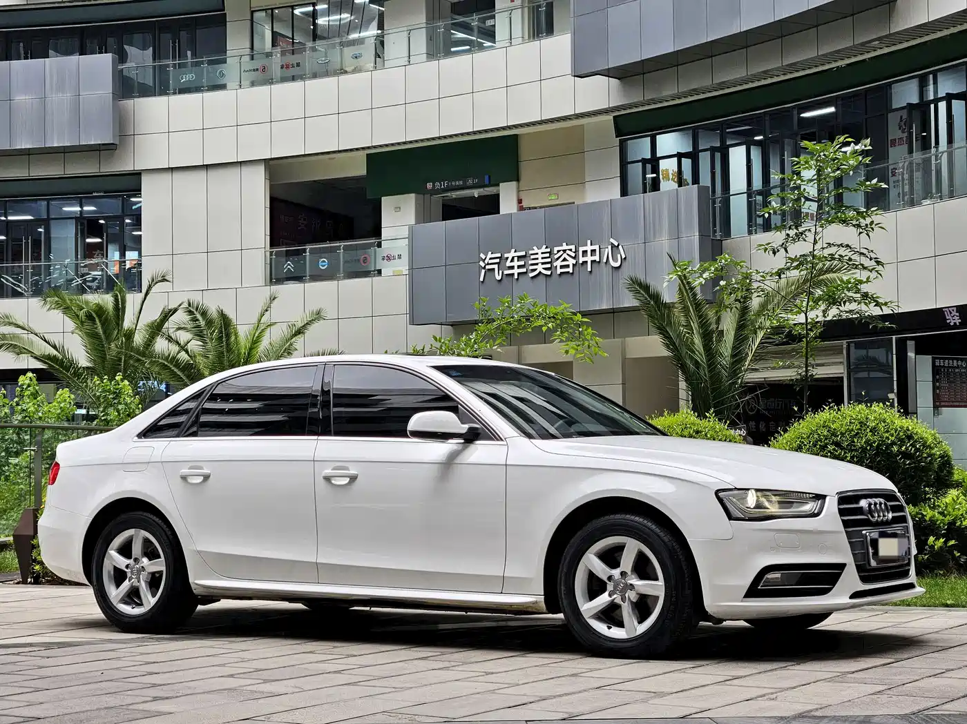 Audi A4L 2013 35 TFSI Automatic Comfort фото 3