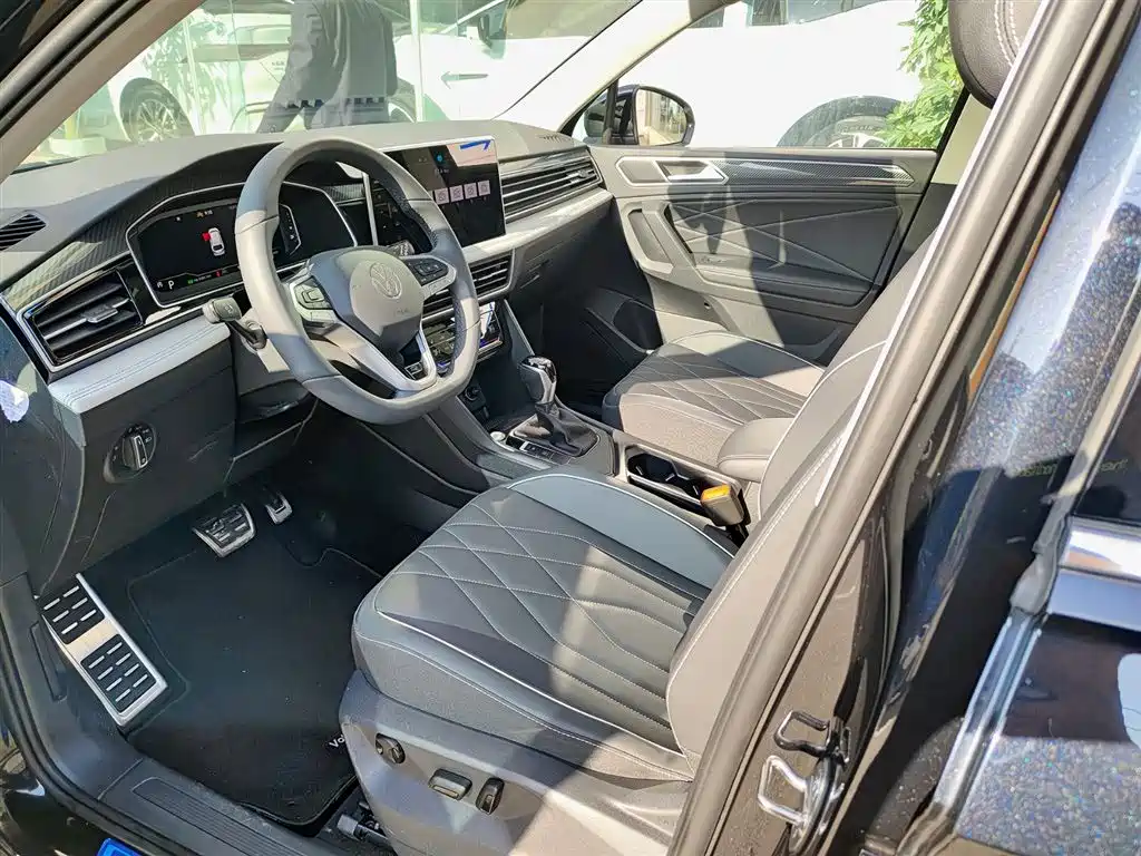 Volkswagen Tiguan L 2024 Outstanding 330TSI Auto 2WD R-Line Dragon Glory Edition фото 7