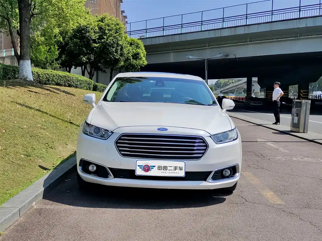 Фото 2 - Ford Taurus