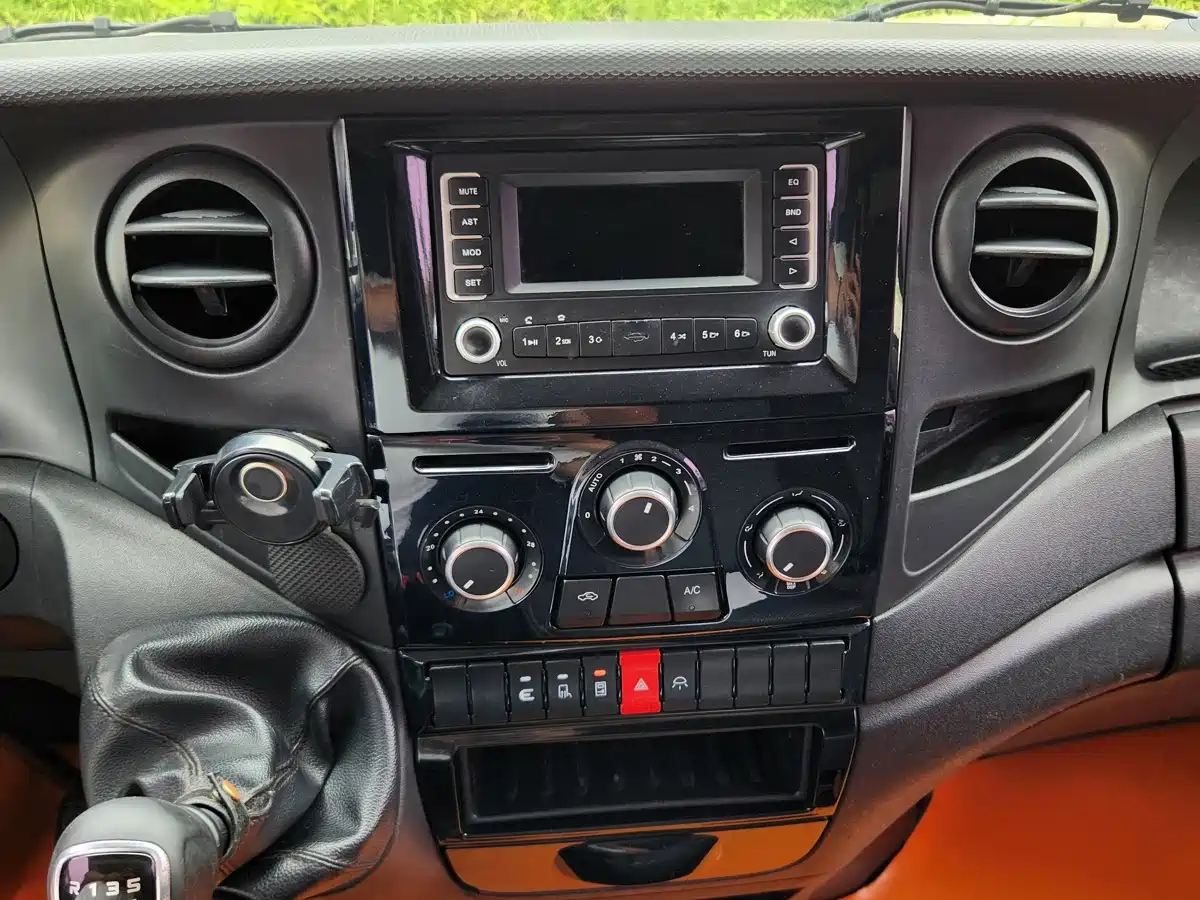 Iveco Daily 2019 2020 3.0T Manual Yunrui Manual Door Long Wheelbase Short Overhang High Roof F1C