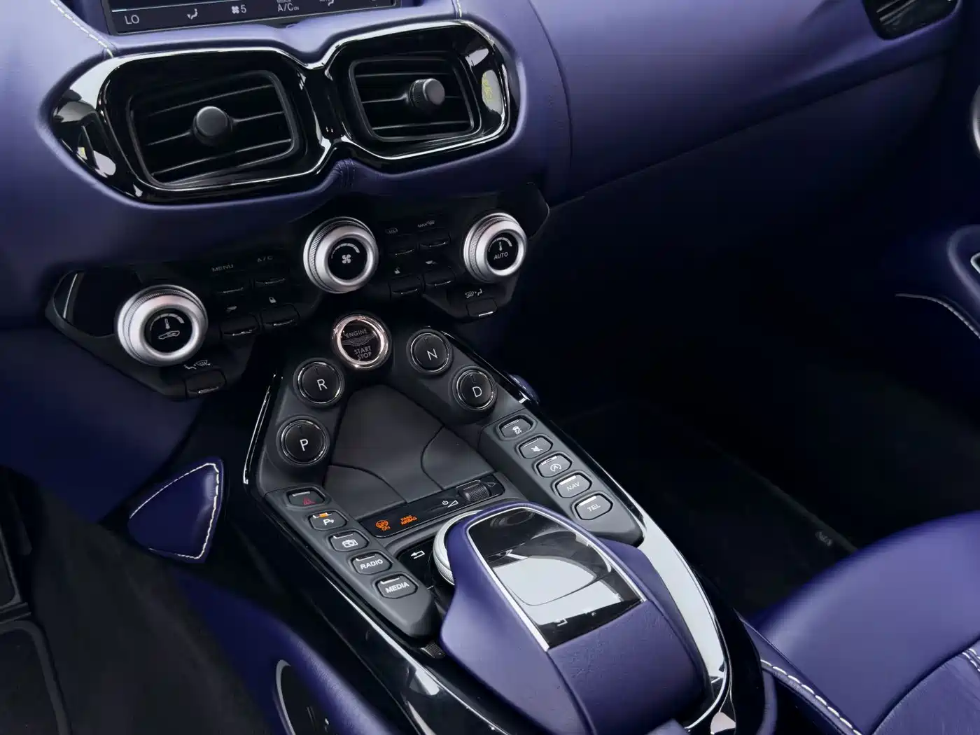 Aston Martin V8 Vantage 2020 2018 4.0T V8 Coupe