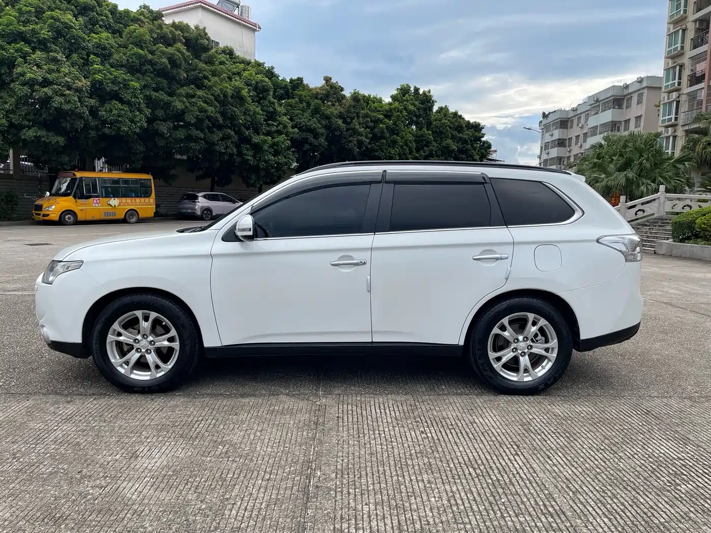 Mitsubishi Outlander (Import) 2014 2.4L 4WD Luxury Value Edition 5-seater фото 4