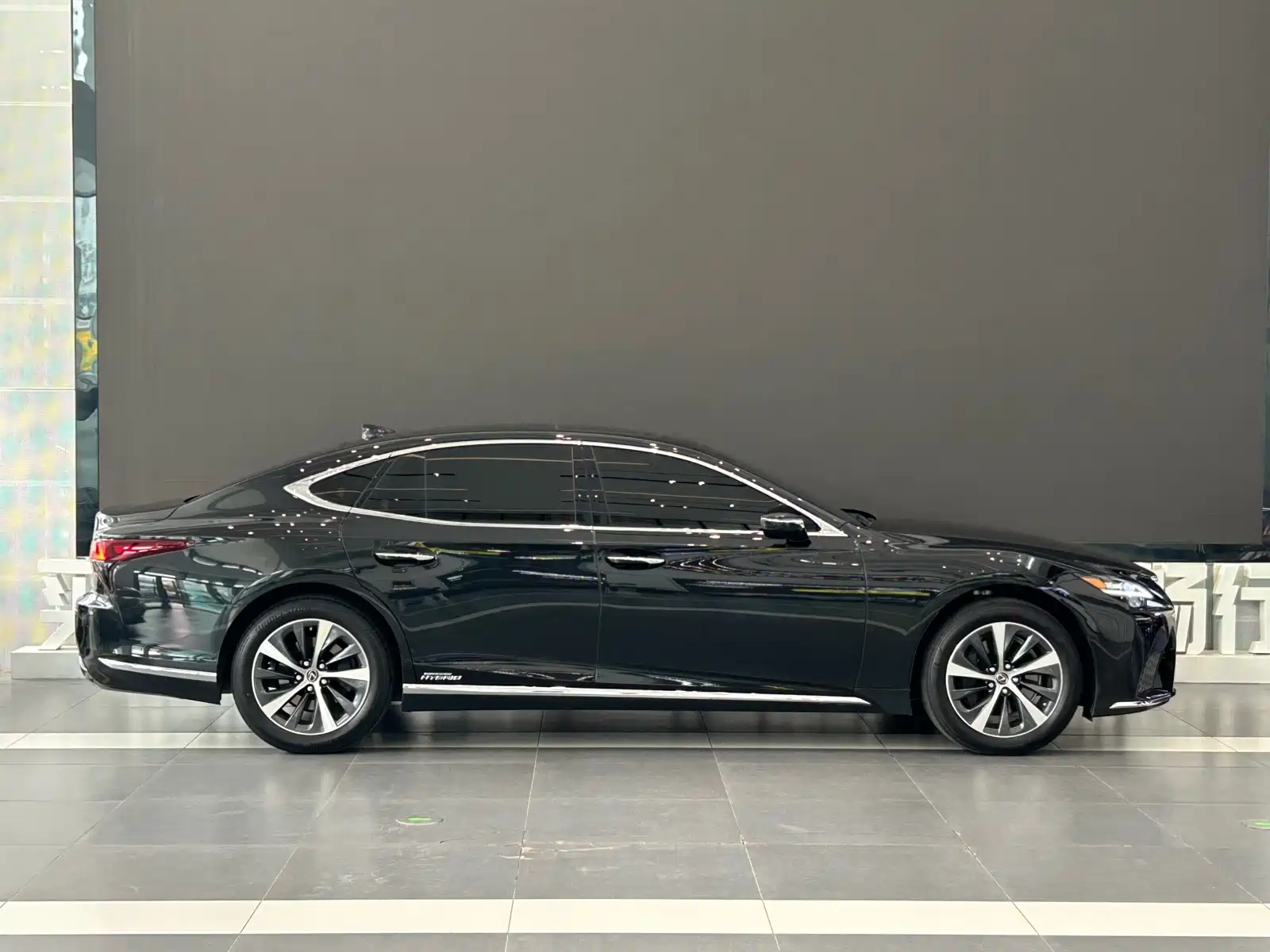 Фото 7 - Lexus LS