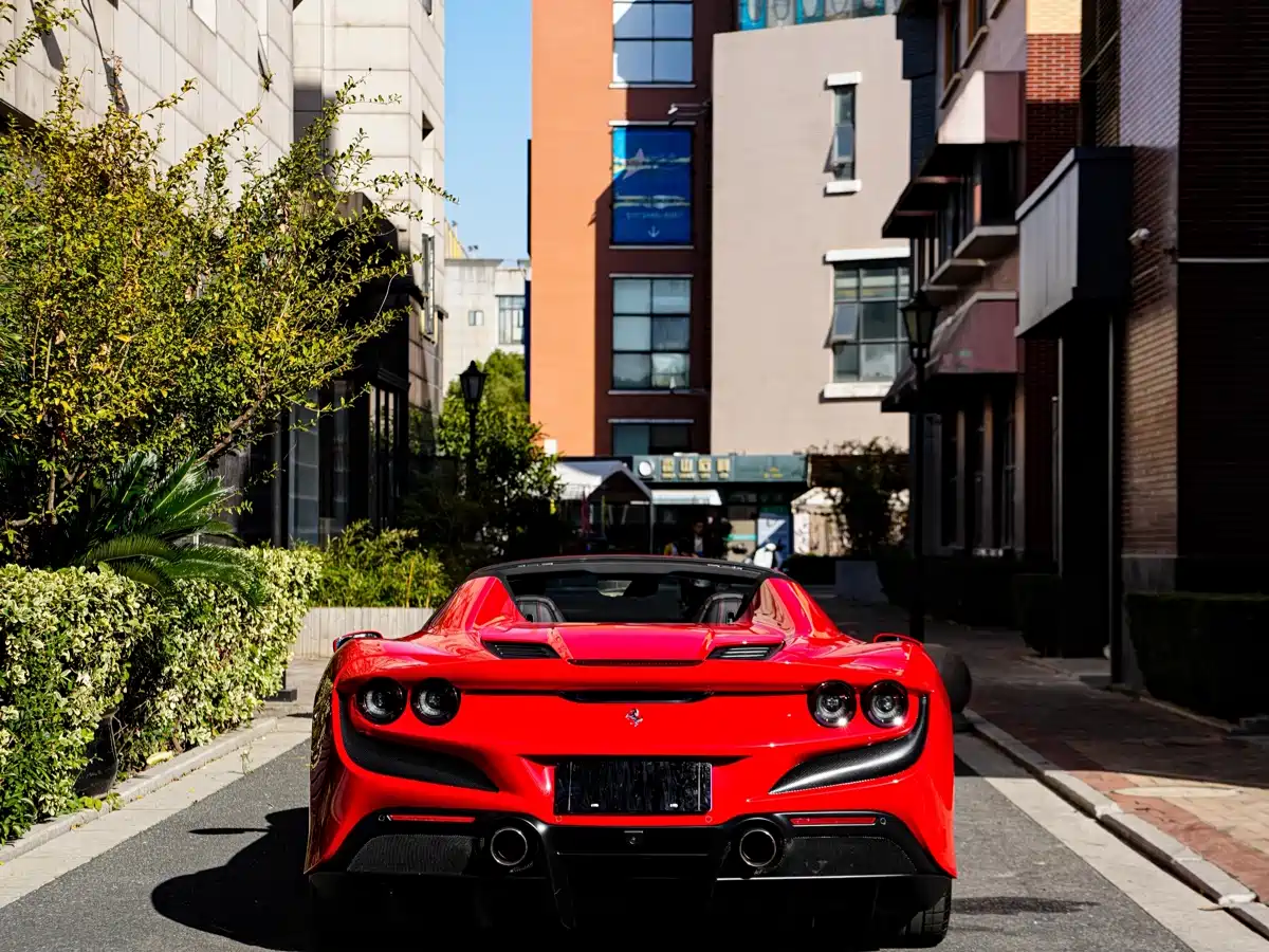 FERRARI F8