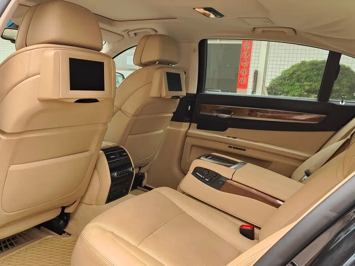 BMW 7 Series 2009 740Li Luxury фото 4