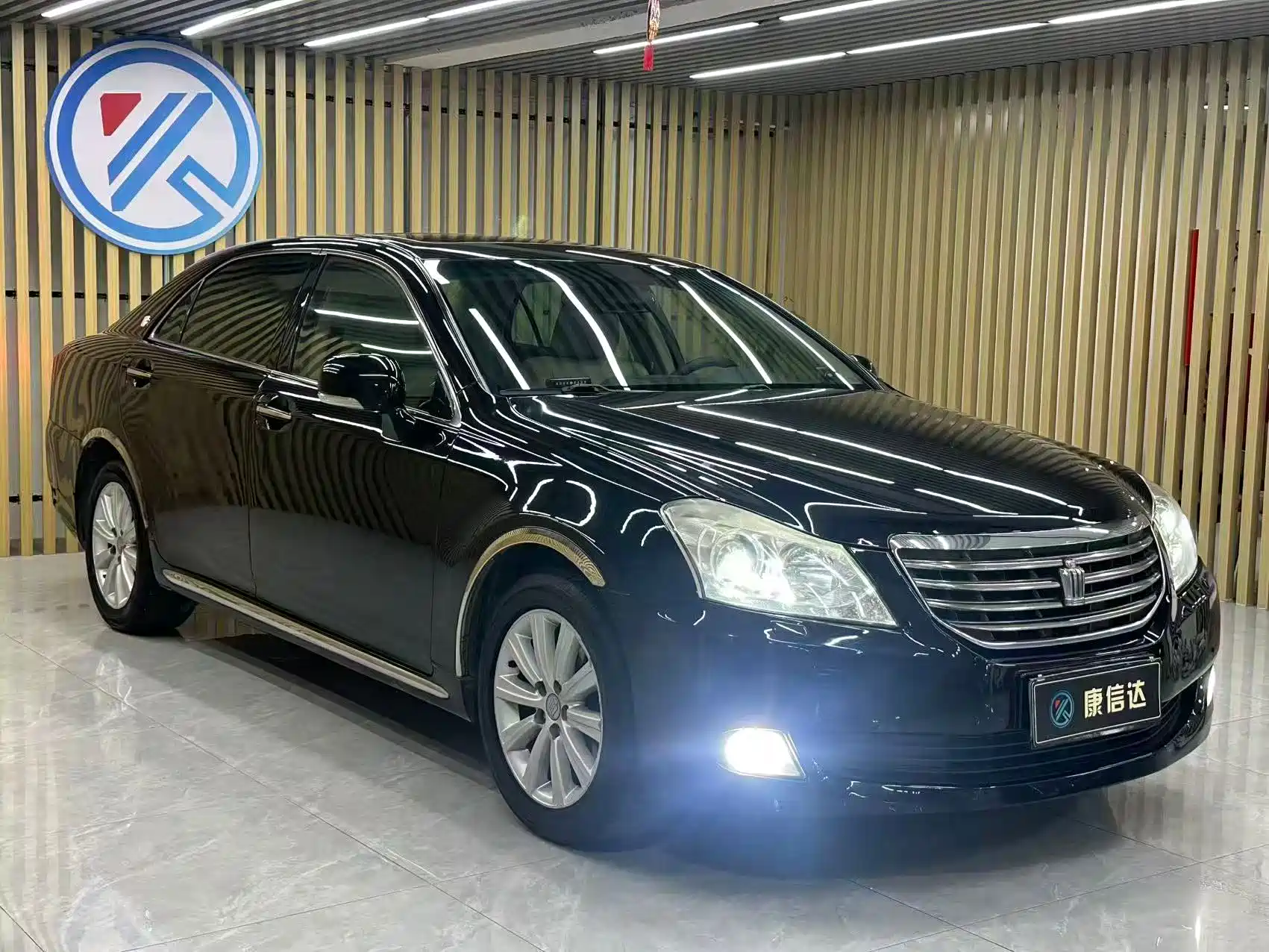 صورة 3 - Toyota Crown