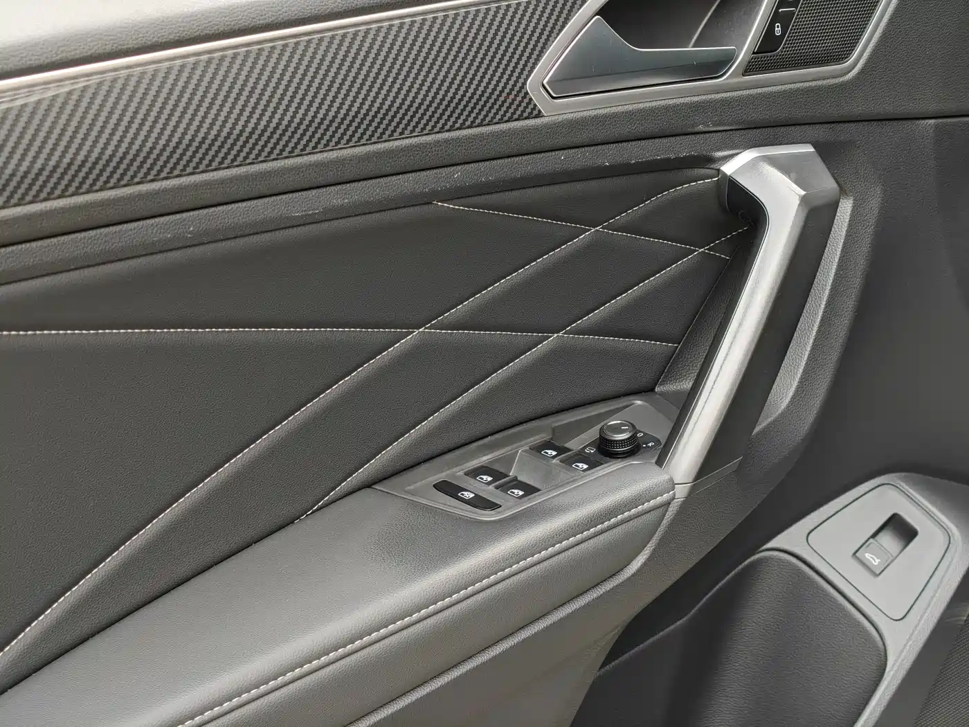 Volkswagen Tiguan L 2022 380TSI Automatic 4WD R-Line Cross Edition 7-Seater фото 16