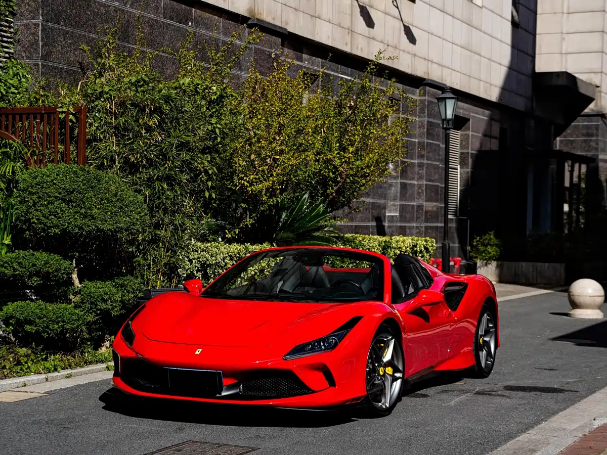 FERRARI F8