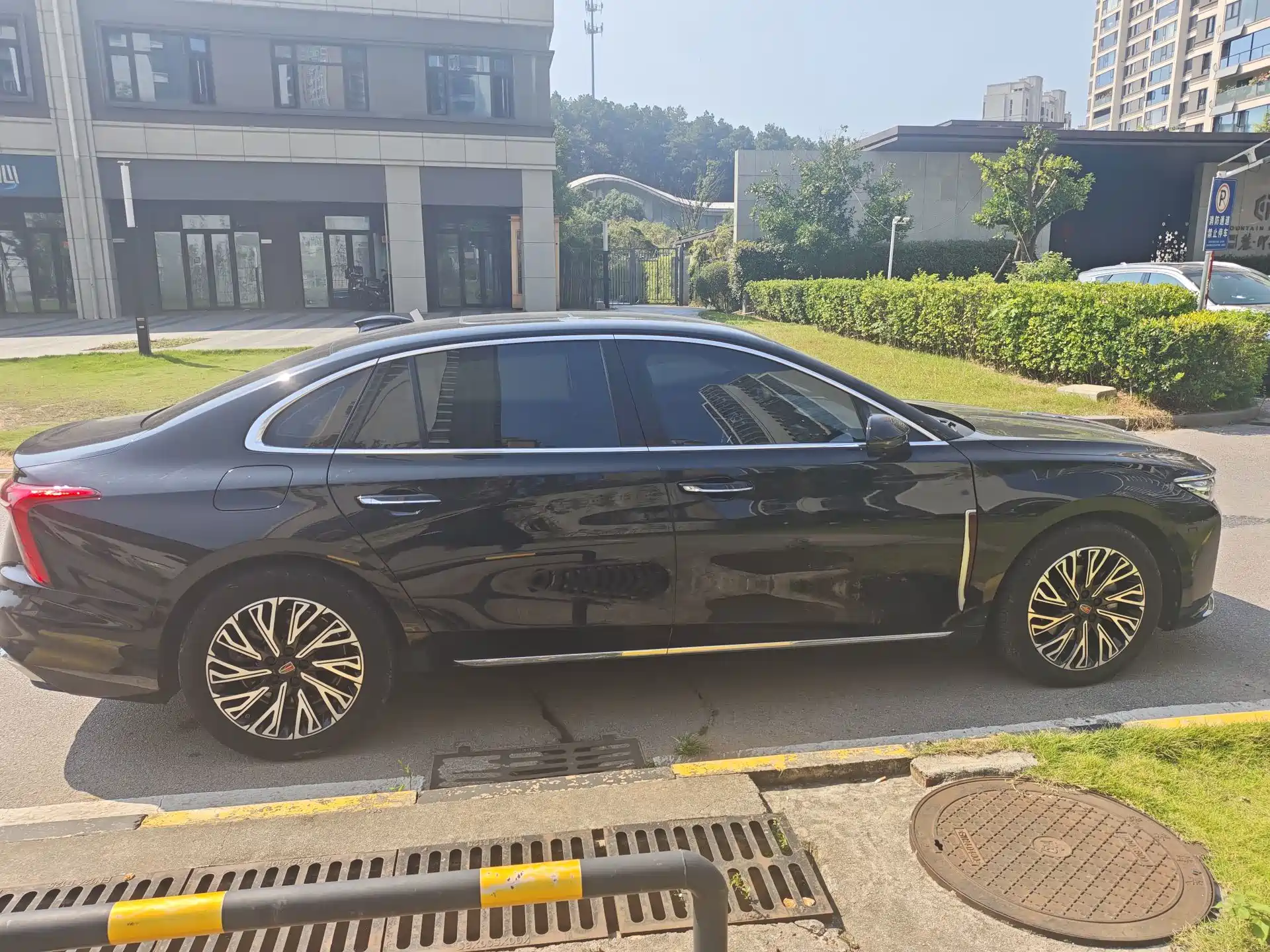 Photo 8 - Hongqi H5