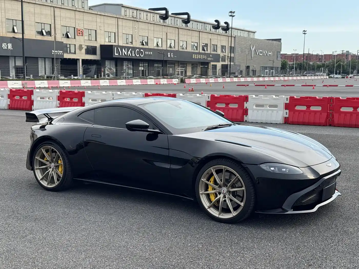 Aston Martin V8 Vantage 2020 4.0T V8 Coupe фото 7