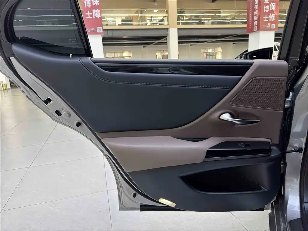 Lexus ES 2023 200 Excellence Edition фото 13