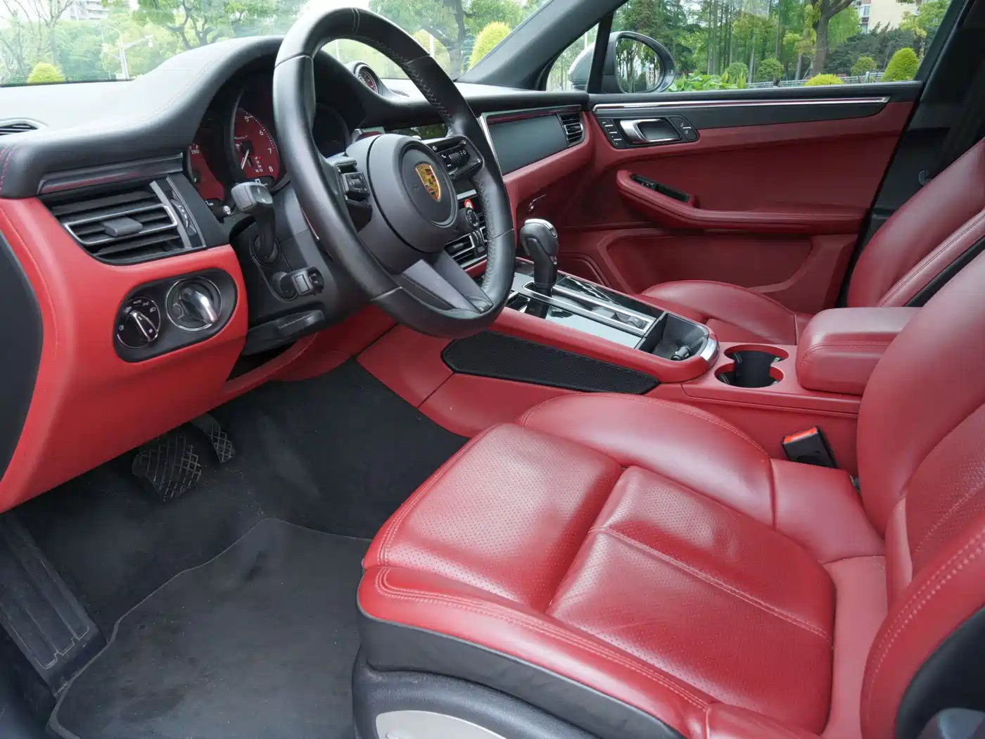 PORSCHE MACAN