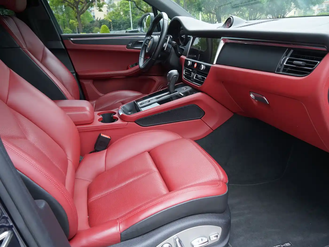 PORSCHE MACAN