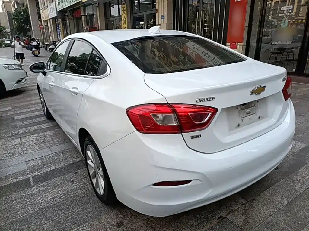 Фото 5 - Chevrolet Cruze