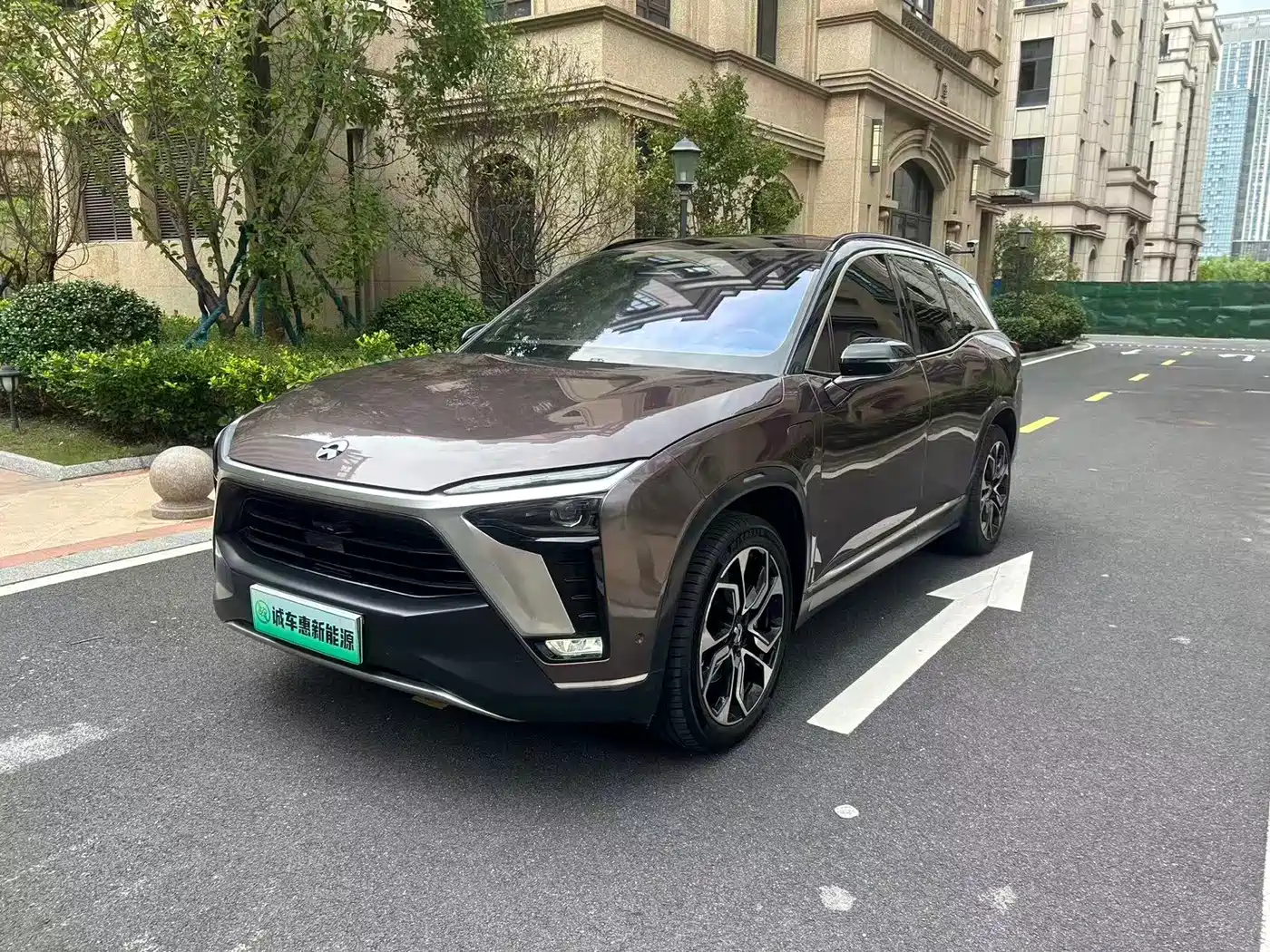 Фото 1 - NIO ES8