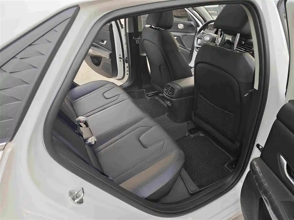 Фото 8 - Hyundai Elantra