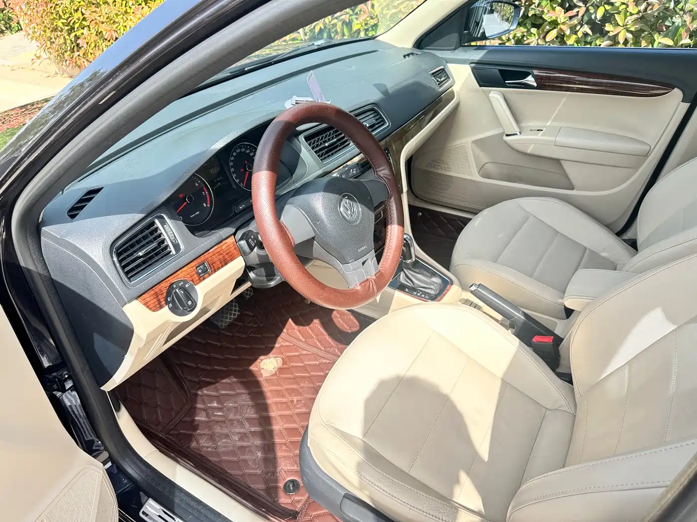 Volkswagen Lavida 2015 1.6L Automatic Comfort Edition фото 6