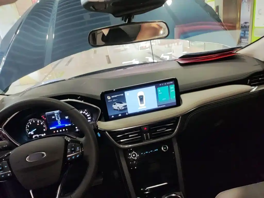 Photo 6 - Ford Escape