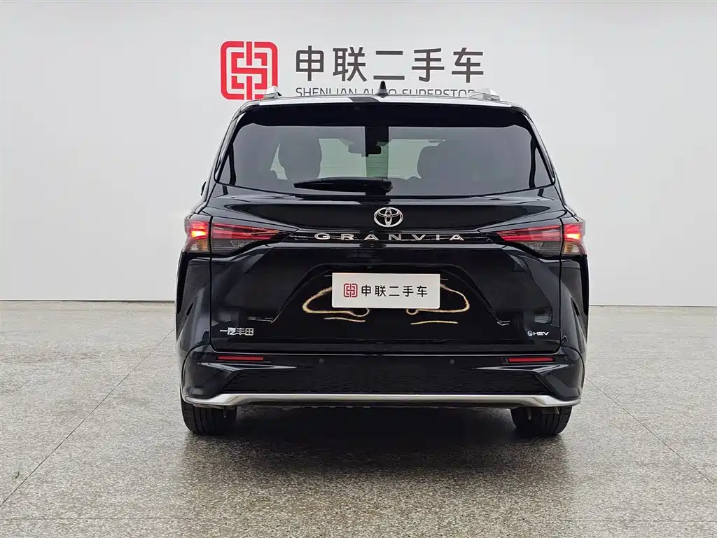 Toyota Granvia 2024 2.5L Hybrid Luxury фото 2