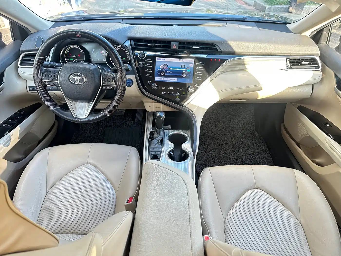 Toyota Camry 2018 Hybrid 2.5HG Luxury Edition фото 8