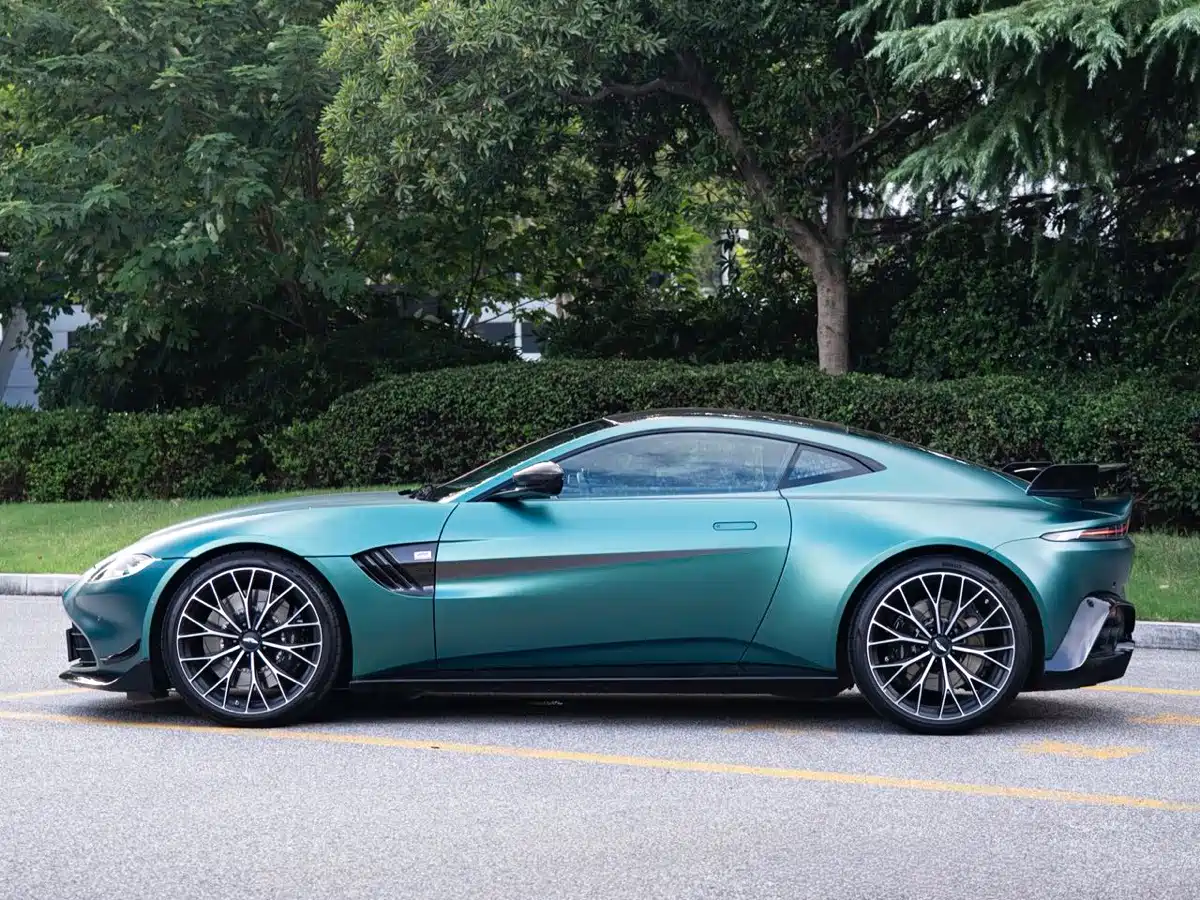 Aston Martin V8, миниатюра 4