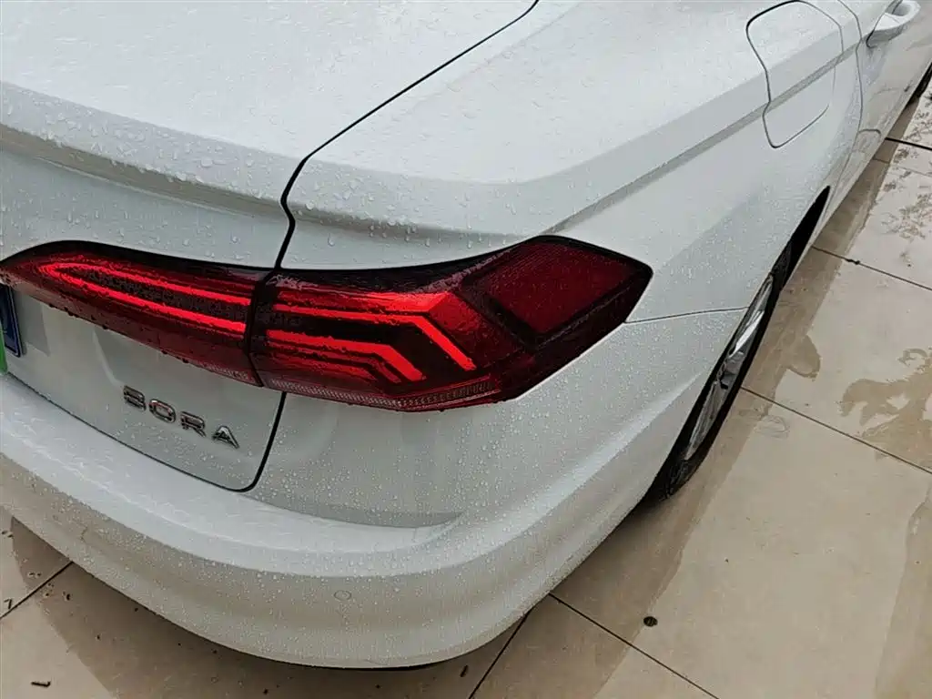 VOLKSWAGEN BORA