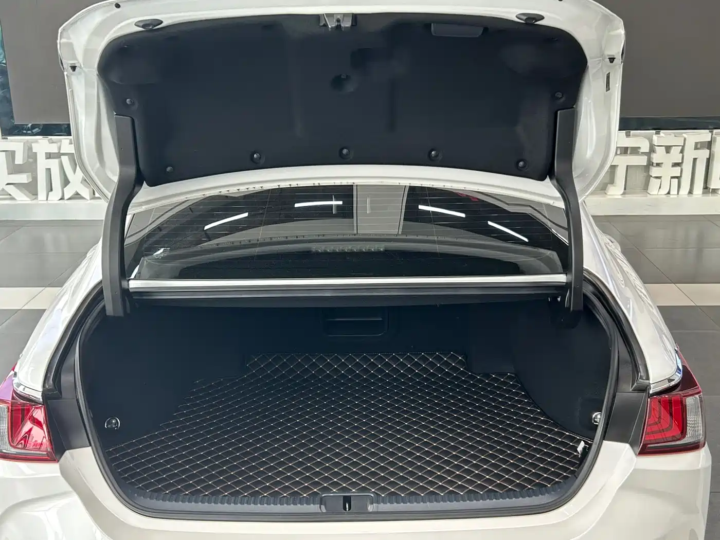 Lexus ES 2022 200 Excellence Edition фото 12