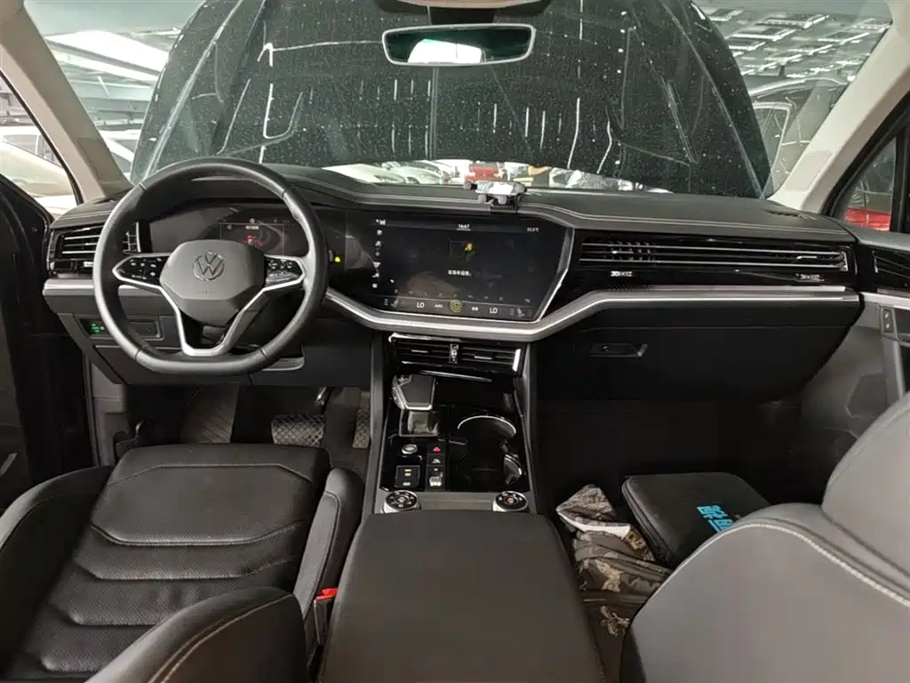 VOLKSWAGEN TOUAREG