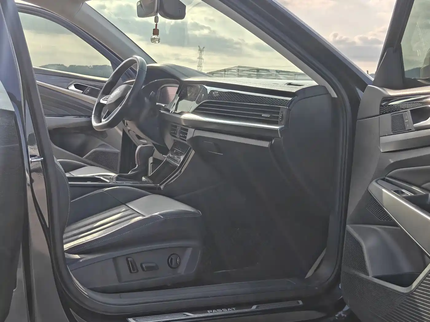 Volkswagen Passat 2022 330TSI Starlight Elite Edition фото 9