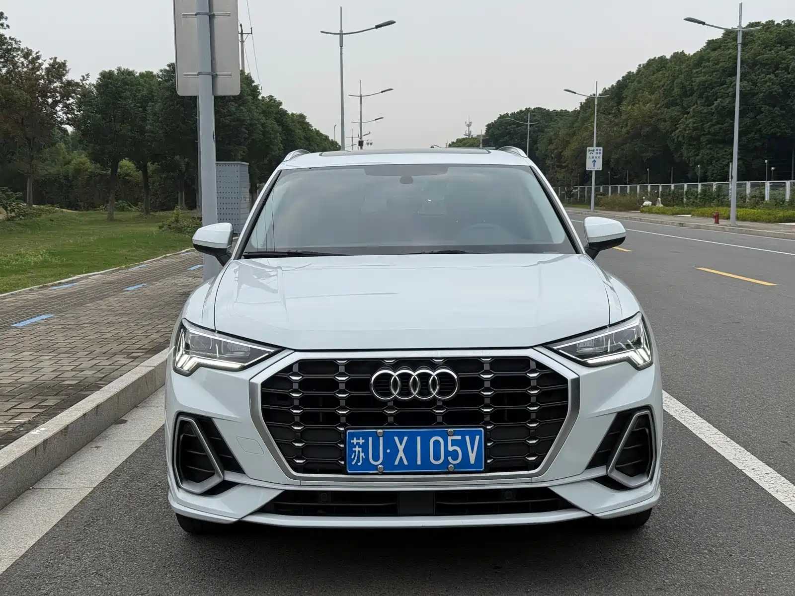 Photo 2 - Audi Q3