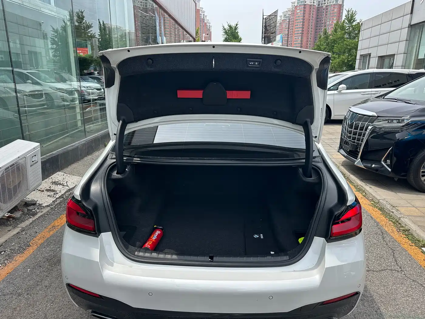 BMW 5 Series 2023 530Li Leading M Sport Package фото 8