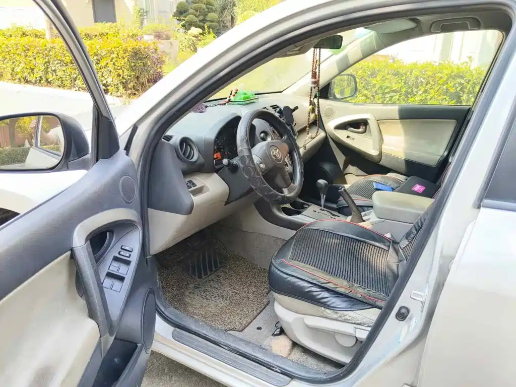 Фото 8 - Toyota RAV4