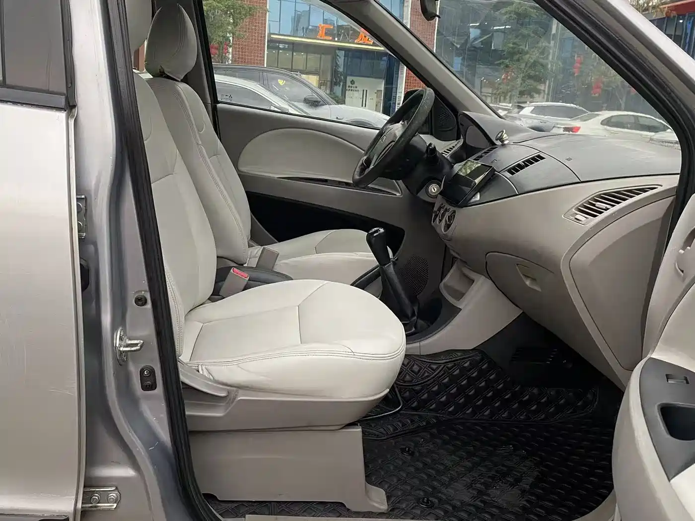 Mitsubishi Zinger 2011 2.0L Manual Luxury фото 15