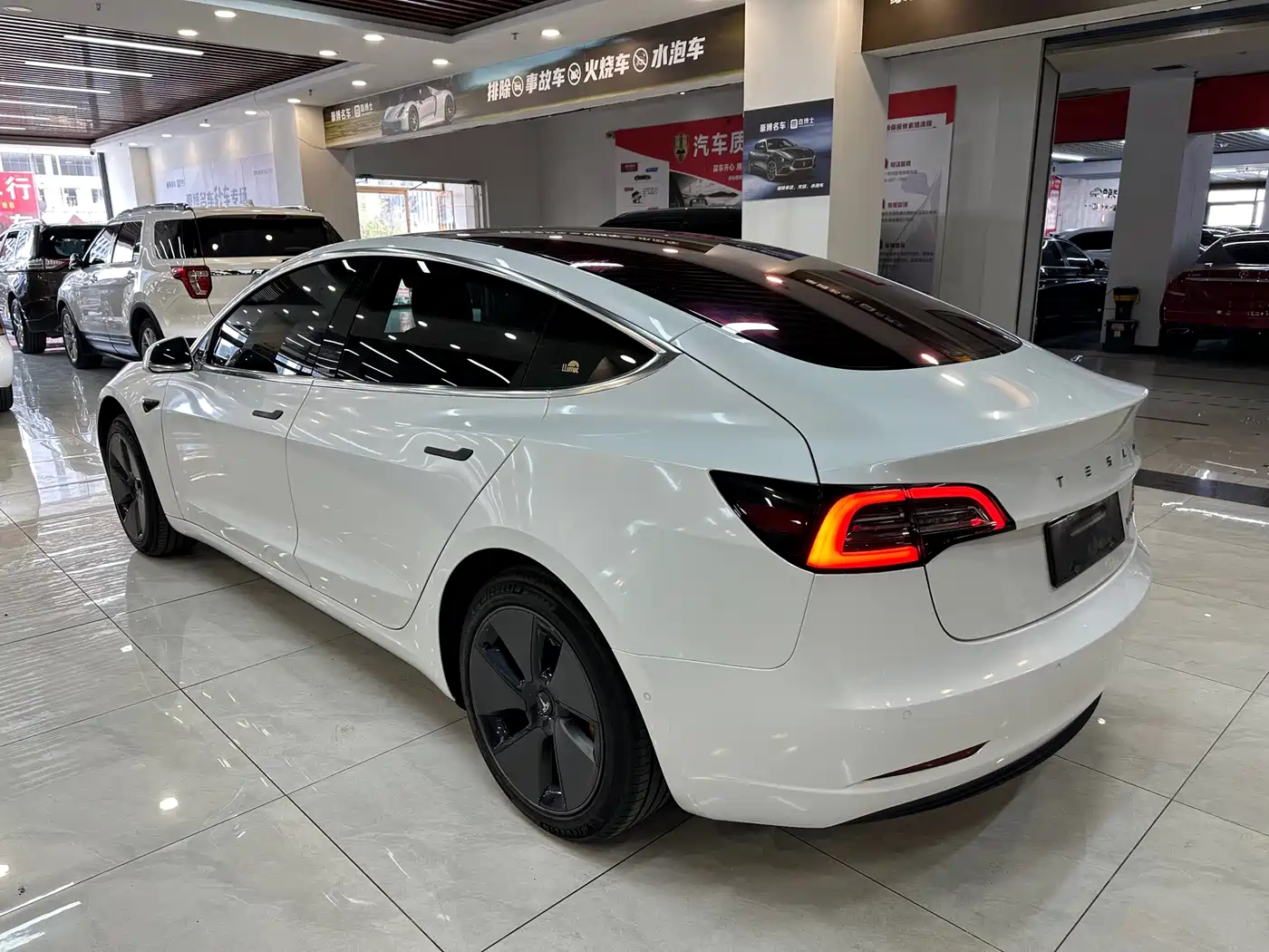 TESLA MODEL 3