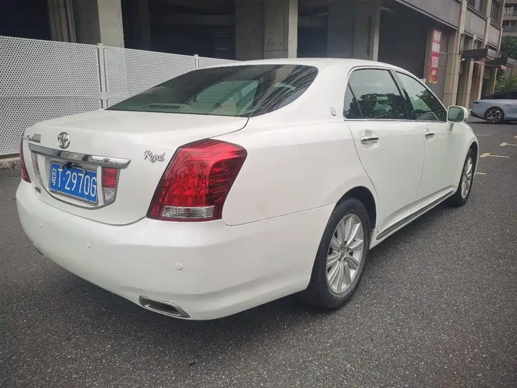 Toyota Crown 2010 2.5L Royal фото 4