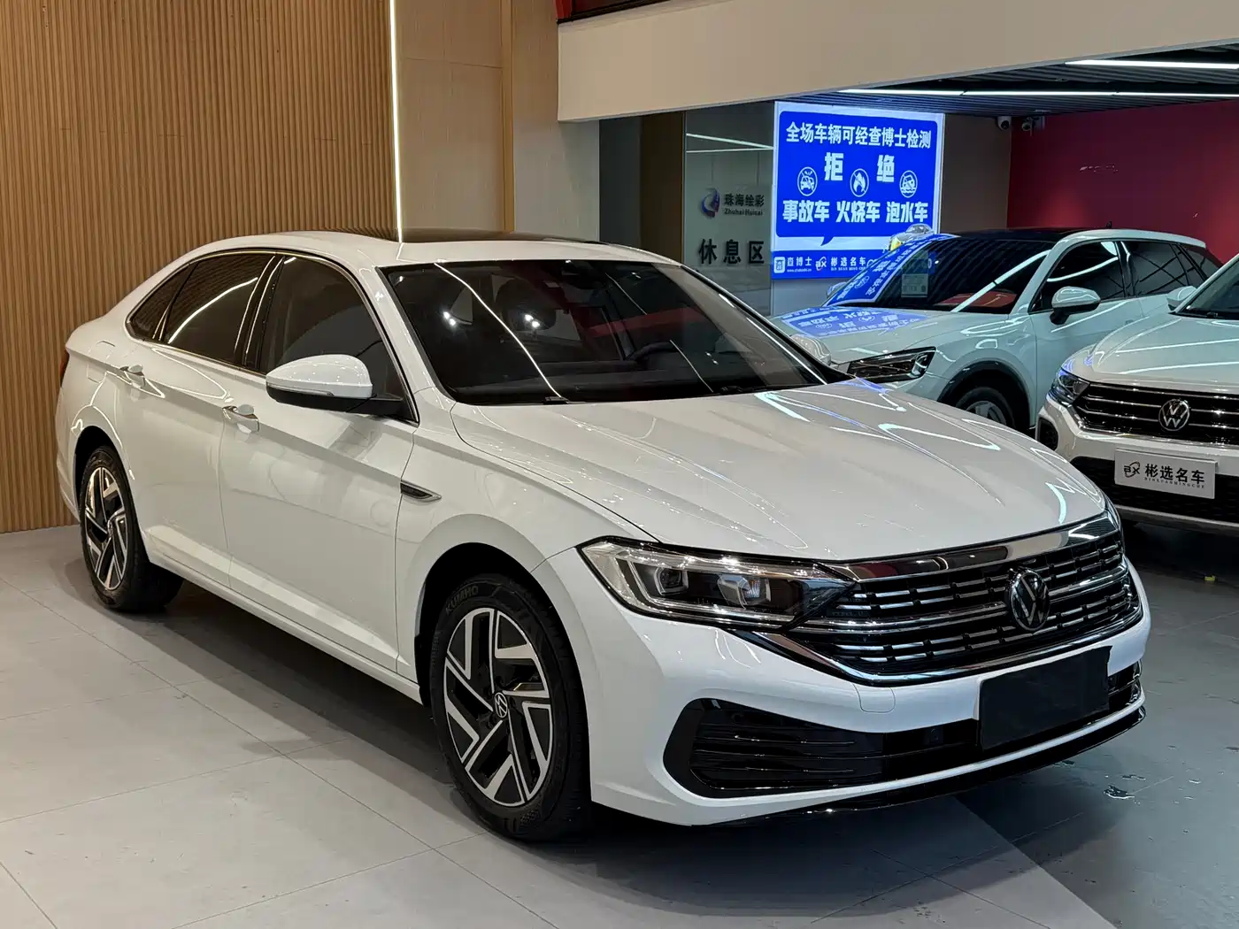 Volkswagen Sagitar 2024 300TSI DSG Surpass Edition фото 3