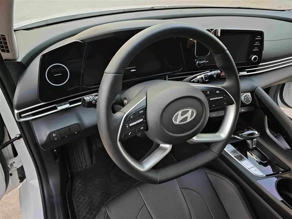 Фото 11 - Hyundai Elantra