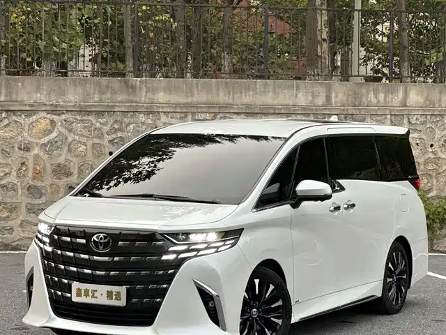 Toyota Alphard, фото 1