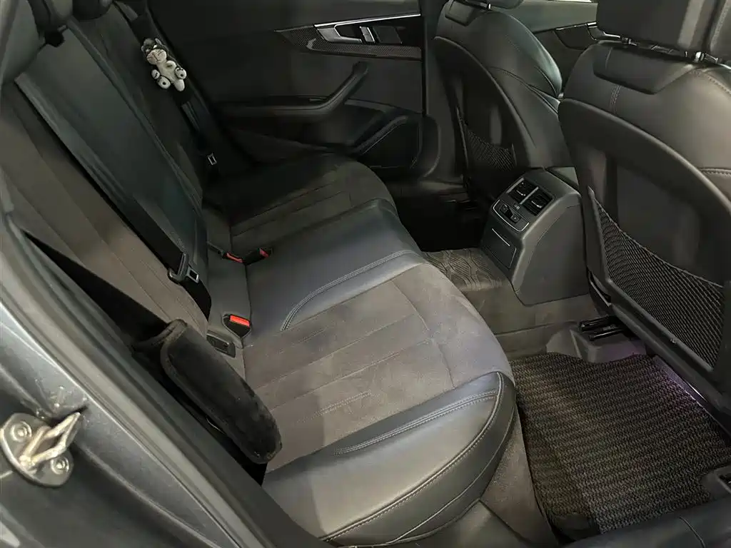 Photo 8 - Audi A4L