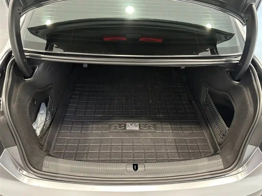 Фото 6 - Audi A4L