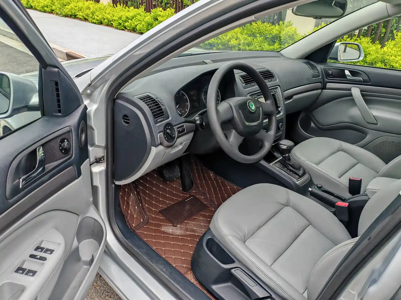 Škoda Octavia 2012 1.6L Auto Yijun Edition фото 7