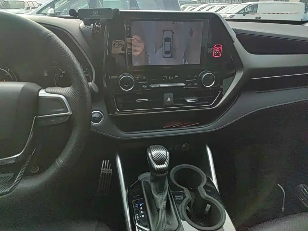 Photo 13 - Toyota Highlander