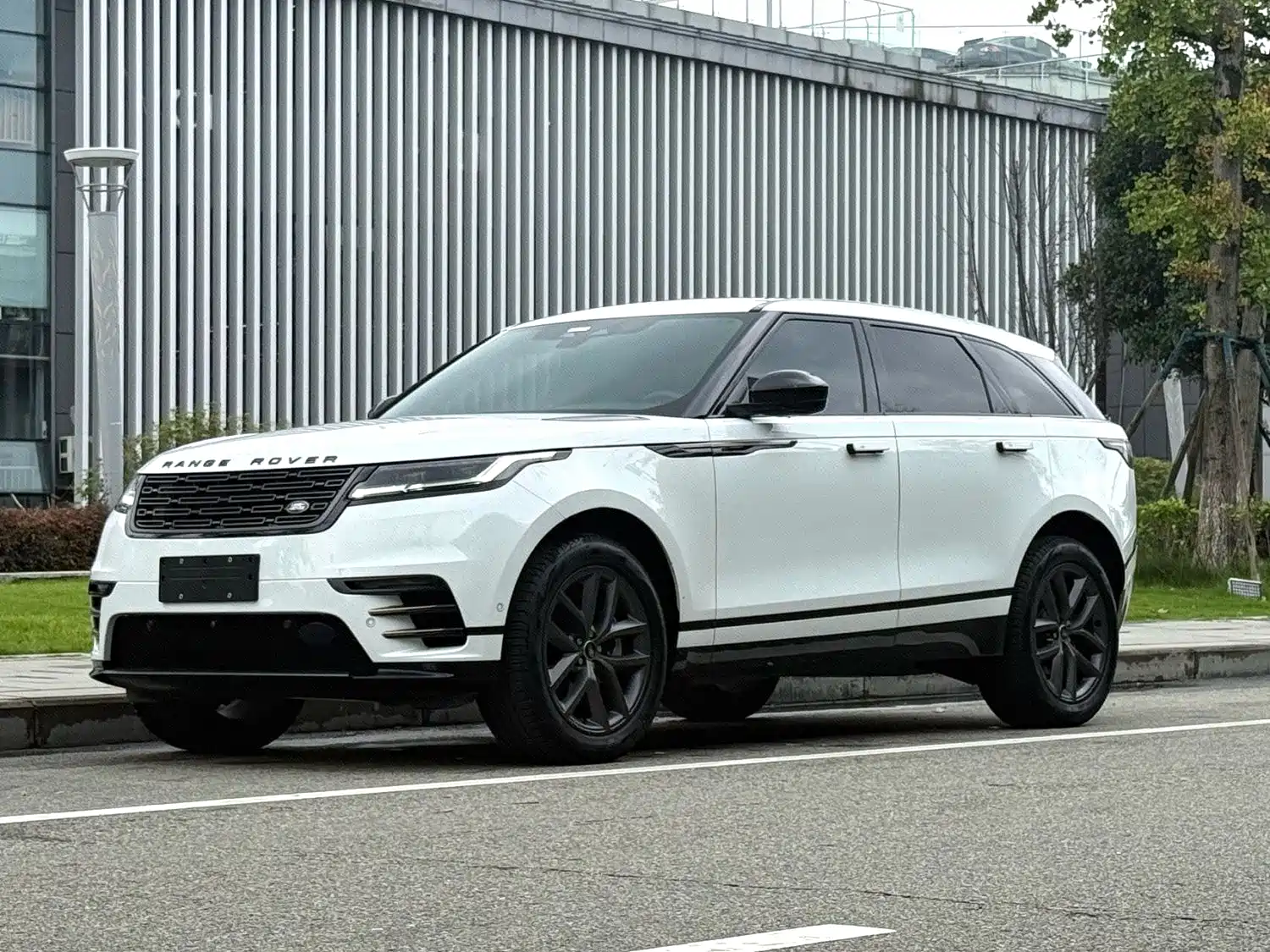 Photo 1 - Land Rover Range Rover Velar