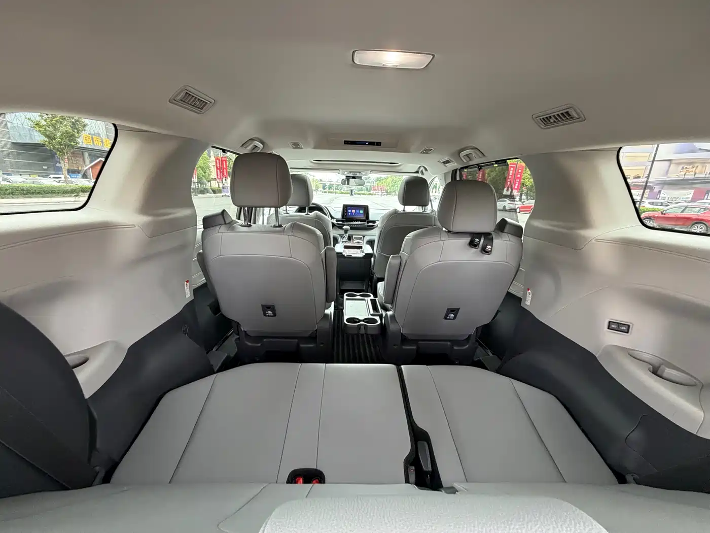 Toyota Granvia 2024 2.5L Hybrid Comfort фото 13