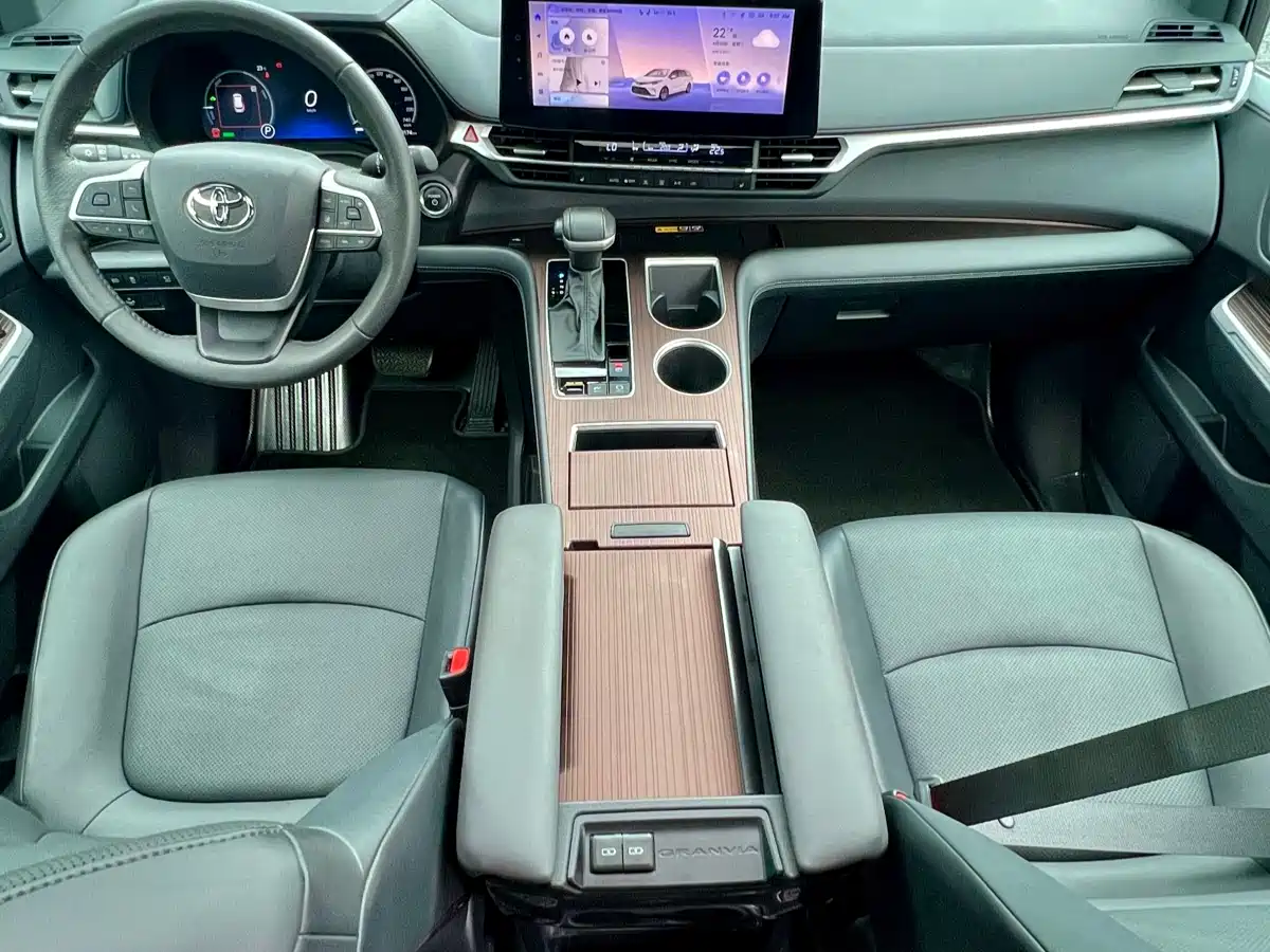 Toyota Granvia 2024 2.5L Hybrid Premium PLUS 4WD Edition фото 9