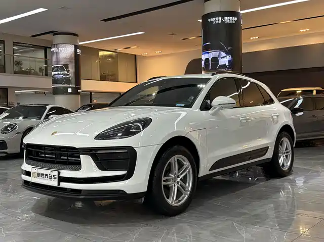 PORSCHE MACAN